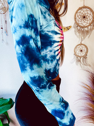 PEACEFUL TRIPS CROPPED HOODIE - BLUE