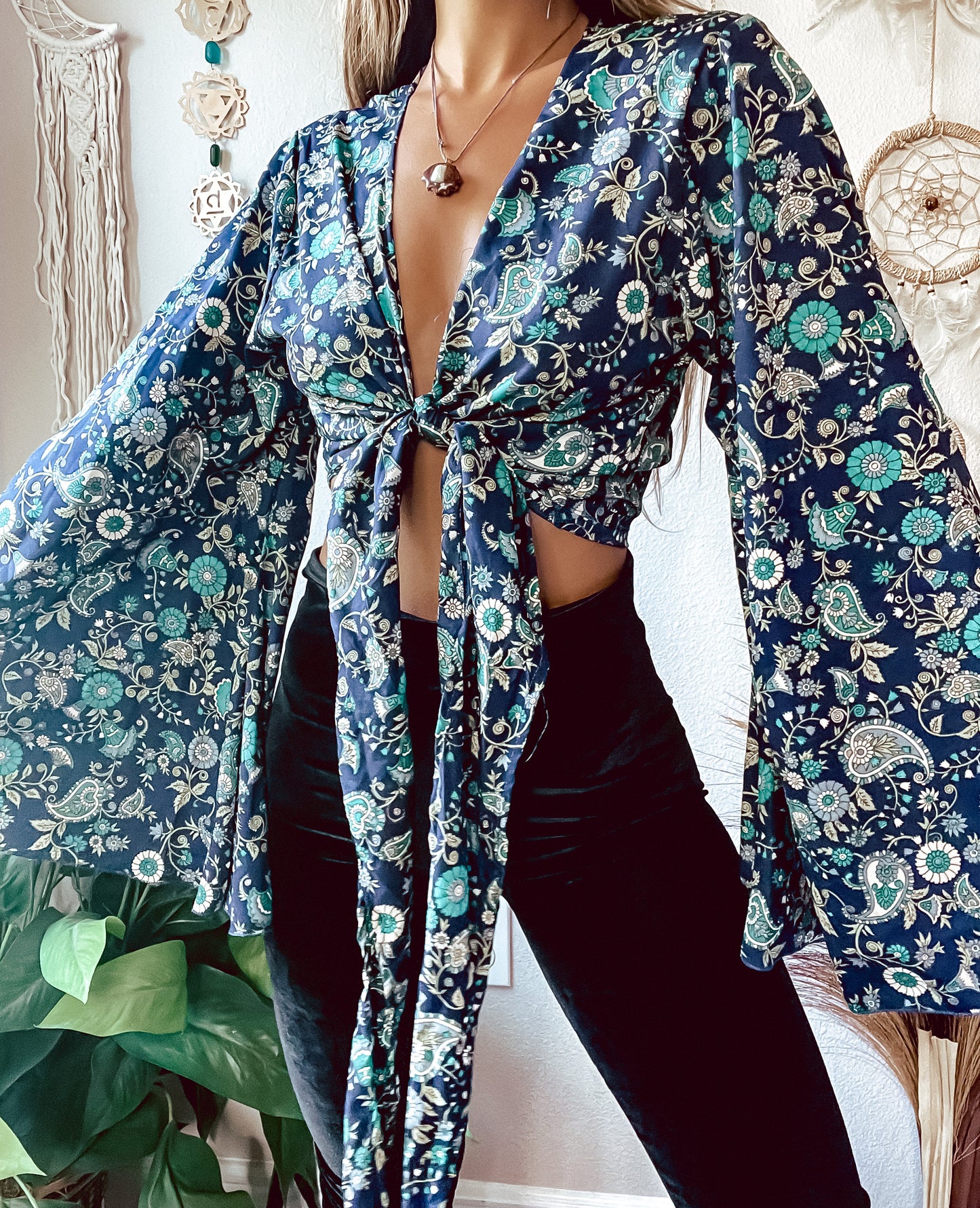 NAVY BELL SLEEVE FLORAL TOP